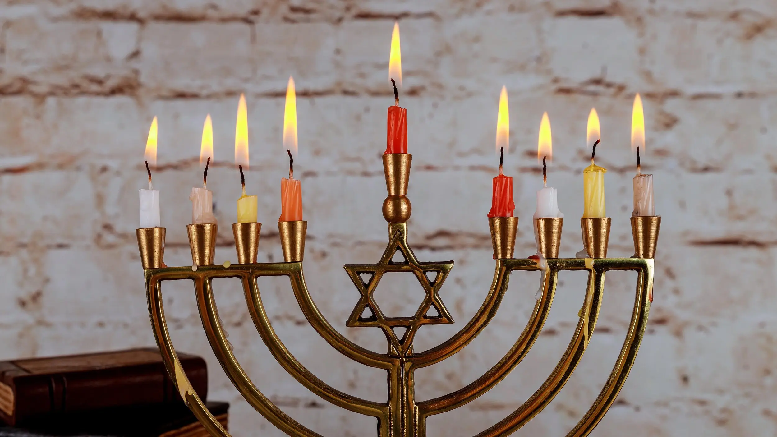 Photo from: https://uk.news.yahoo.com/8-hanukkah-facts-light-holiday-163747068.html?guccounter=1&amp;guce_referrer=aHR0cHM6Ly93d3cuZ29vZ2xlLmNvbS8&amp;guce_referrer_sig=AQAAACRtuzL4Dv4grg4-KwggAMssRgmVjjMvjVwVmgsL7TZLcS3RFmuf1A8eVe62ZqrOwC7MjxgyFpnU…